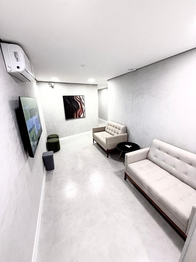 Sala de estar — Sofá, poltrona e televisão.