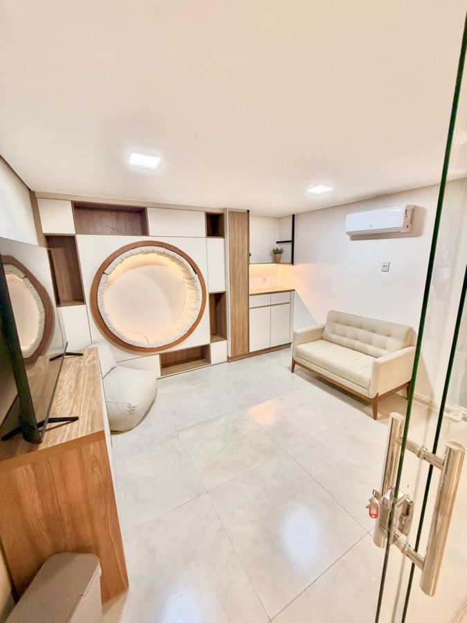 Estar — Ambiente integrado com espelhos redondos.