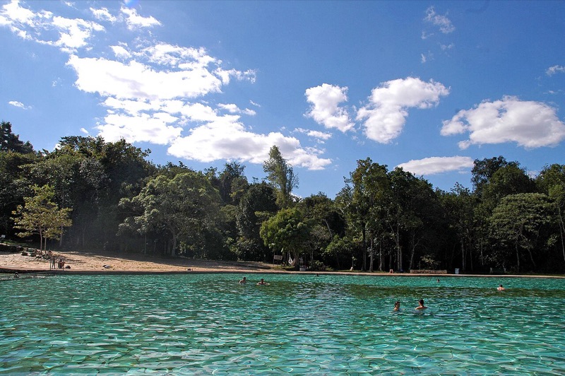 Piscina natural do Parque Nacional de Brasília cercada de mata