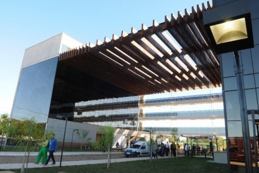 Prédio envidraçado com pérgola de madeira no Parque Cidade Digital